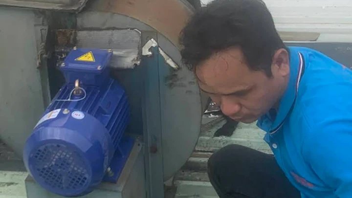 Kỹ thuật viên kiểm tra máy bơm nước