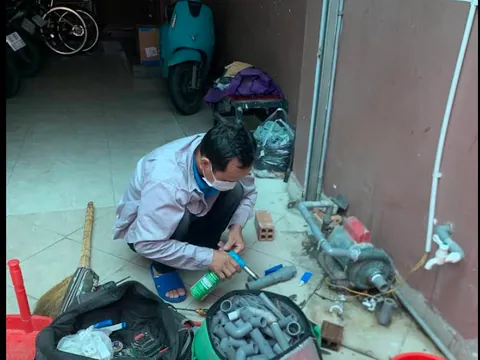 Kỹ thuật viên thi công hệ thống điện nước