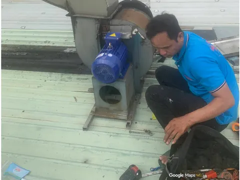 Kỹ thuật viên kiểm tra động cơ