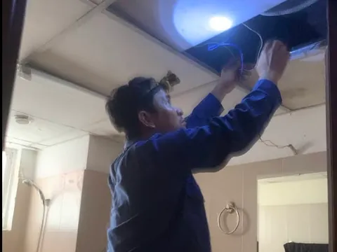 Kỹ thuật viên đi dây điện âm trần