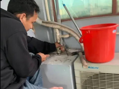 Kỹ thuật viên sửa đường nước ngoài trời