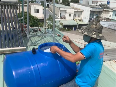 Kỹ thuật viên bảo trì bồn nước
