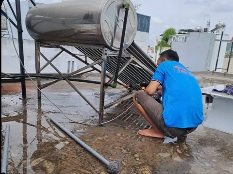 Kỹ thuật viên bảo trì hệ thống nước nóng